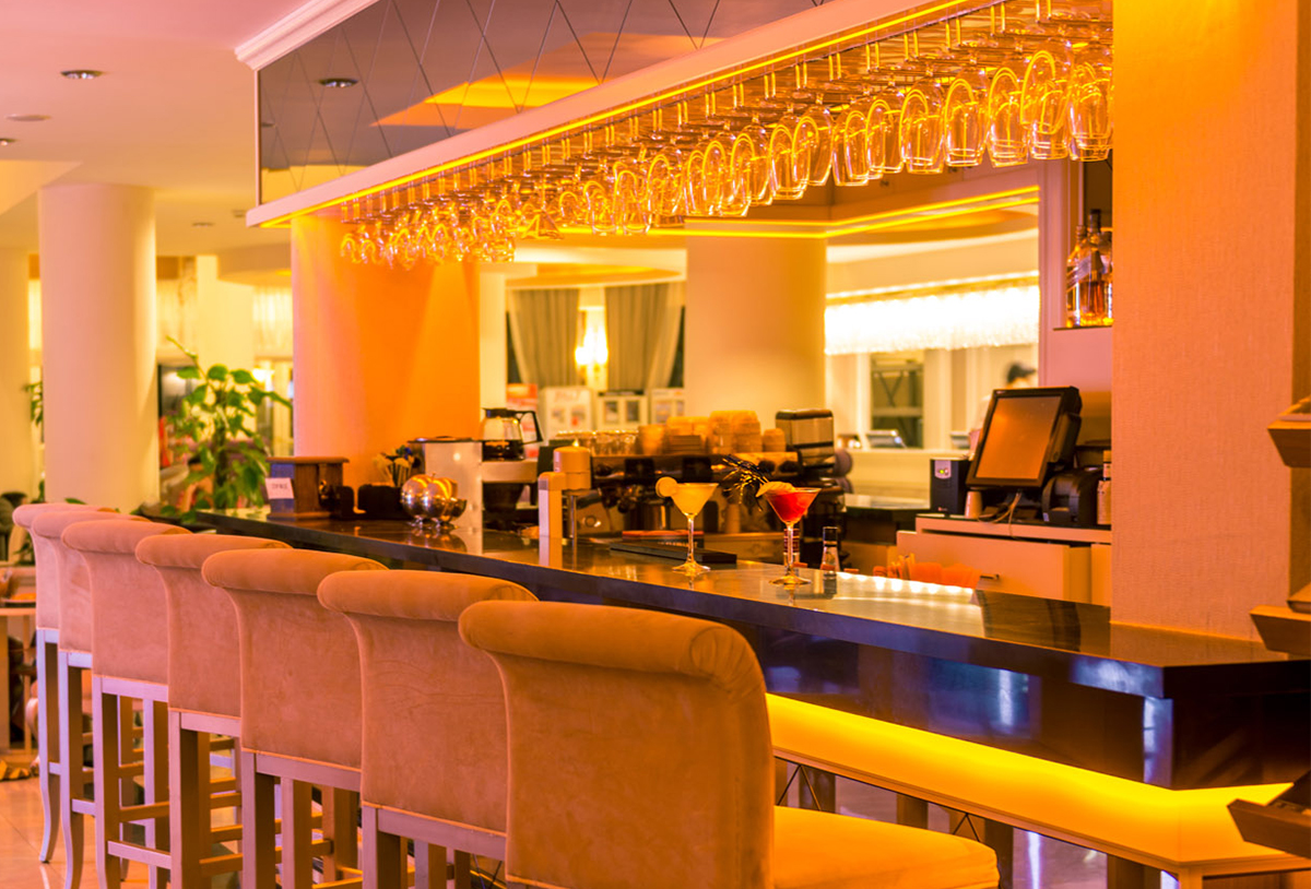 Lobby & Bar